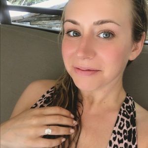 Meet your Posher, Elise